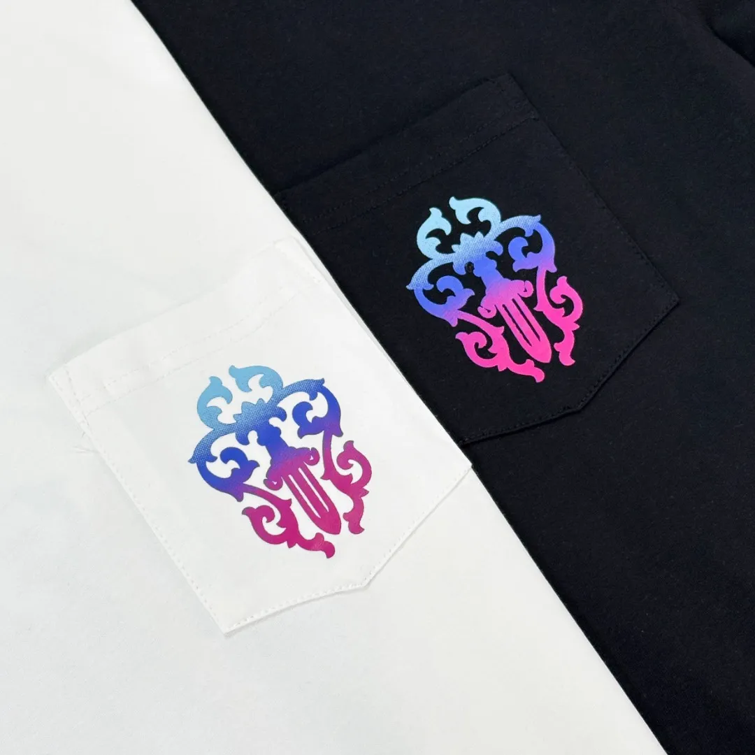 P180 Chrome Hearts Chrome Hearts 25 high version. The fabric is made of 300 grams of high-density pure cotton. It does not deform or shrink. It has three labels. It is the same style for men and women. Technology: digital direct-injection printing. Color: white, black. SIZE: S-XL.